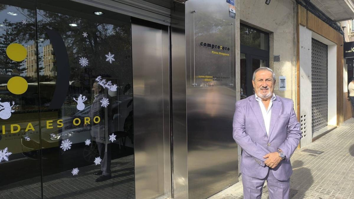 Josep Palacios, propietario de Compro Oro Plaza Progreso, posa para este diario