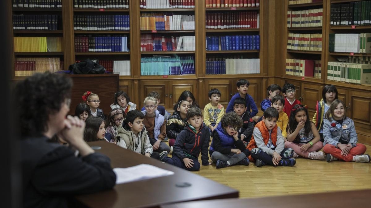 Los niños del colegio Dolores Medio de Oviedo "condenan" a su profesora: ¡Culpable!