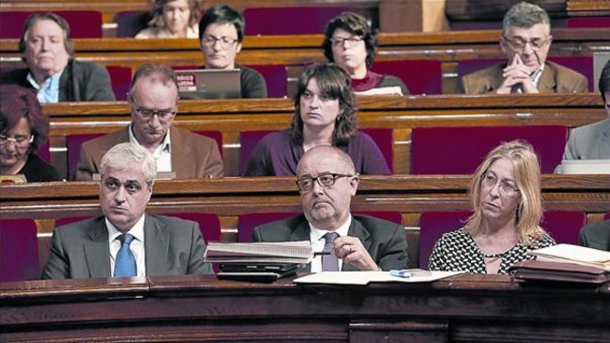 Expectantes 8 Algunos 'consellers' sentados en sus escaños en el hemiciclo del Parlament