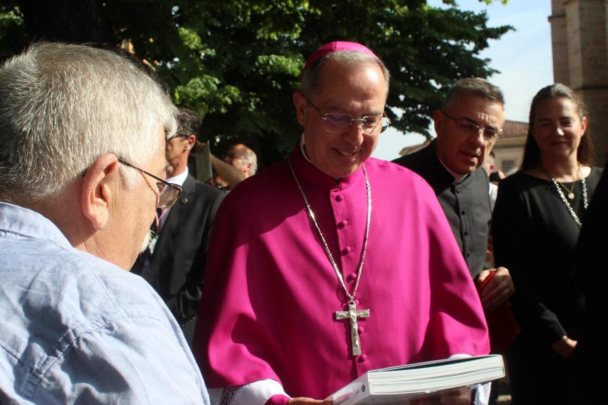 Francisco Polo, director adjunto de la revista "Crevillente Semana Santa", entrega un ejemplar al obispo diocesano, monseñor Fernando Valera Sánchez