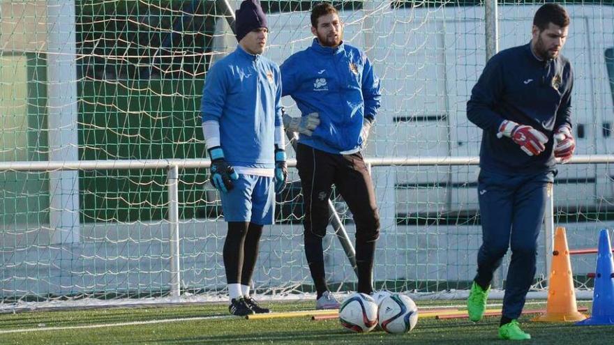 Edu y Company, junto al preparador de porteros Moncho, entrenándose durante una sesión celebrada en Príncpe Felipe. // Rafa Vázquez