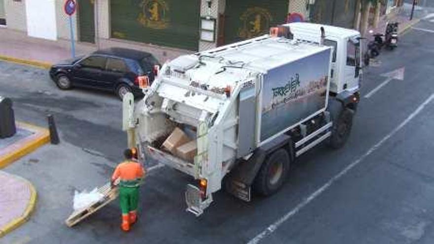 Imagen de la recogida de basura diaria en Torrevieja.