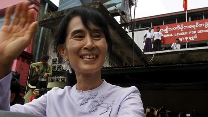 Suu Kyi saluda a sus seguidores desde la sede de la Liga Nacional para la Democracia.