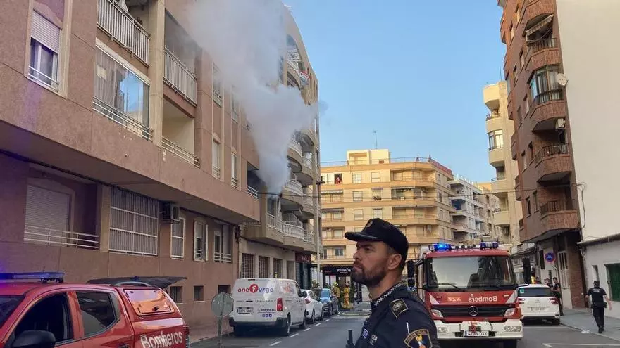 Nuevo incendio en Torrevieja: desalojan un edificio de cinco plantas en la avenida de la Purísima sin heridos