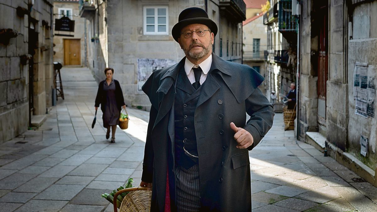 Hector (Jean Reno) paseando por las calles del Casco Vello de Vigo.