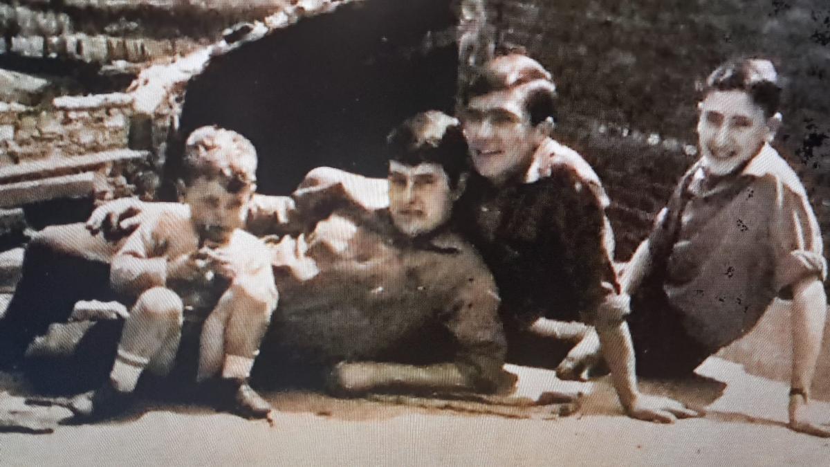 Jesús Fernández (segundo por la izquierda), junto a un niño y obreros del taller.