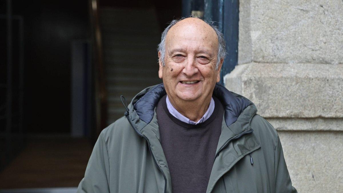 Francisco Candela ante la sede del Ateneo de Santiago.