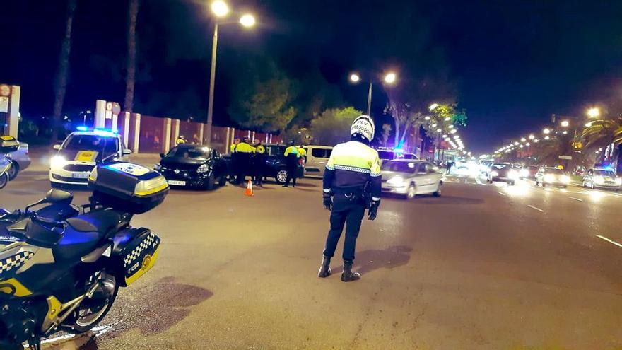 Un control de policía en València en una imagen de archivo.