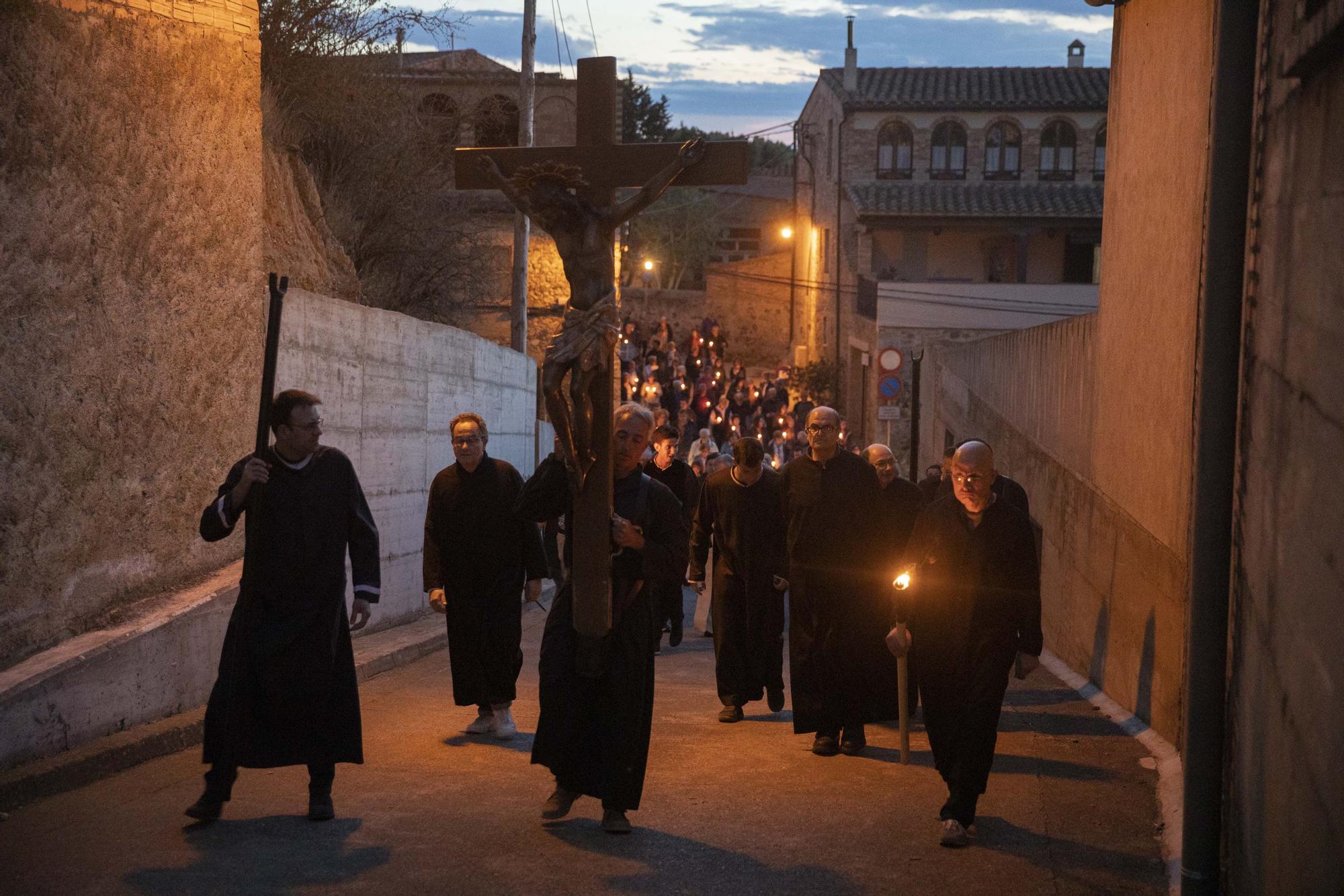 Peralada treu al Sant Crist Negre en processó invocant la pluja