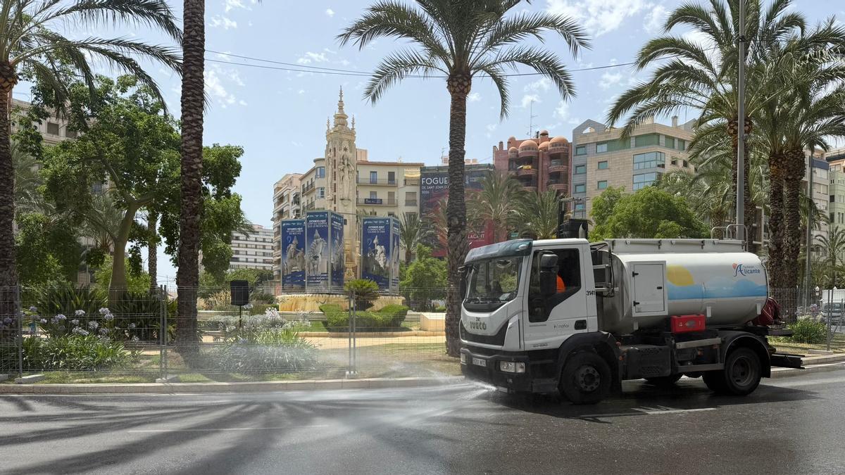 Casi 40 equipos de limpieza para intentar recuperar la normalidad tras las Hogueras de Alicante