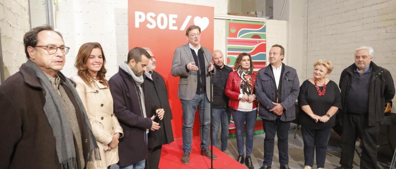 Ximo Puig y su equipo, anoche en València, tras conocer el resultado electoral.