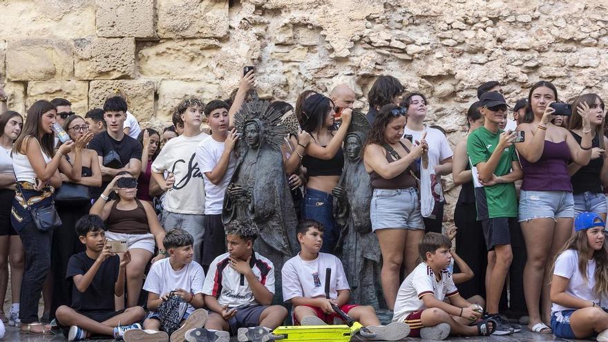 Elche se suma a las batallas de "farmear aura": el choque generacional llega a sus calles