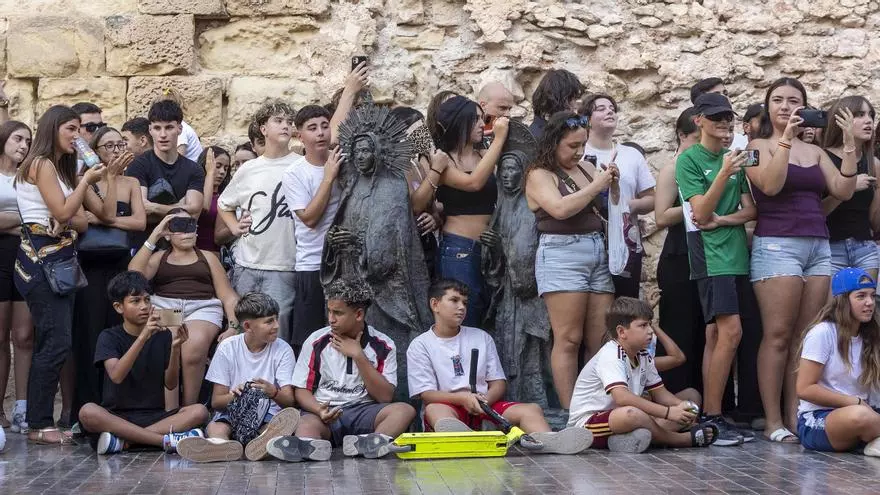 Farmear Aura a los pies de la Basílica de Santa María de Elche