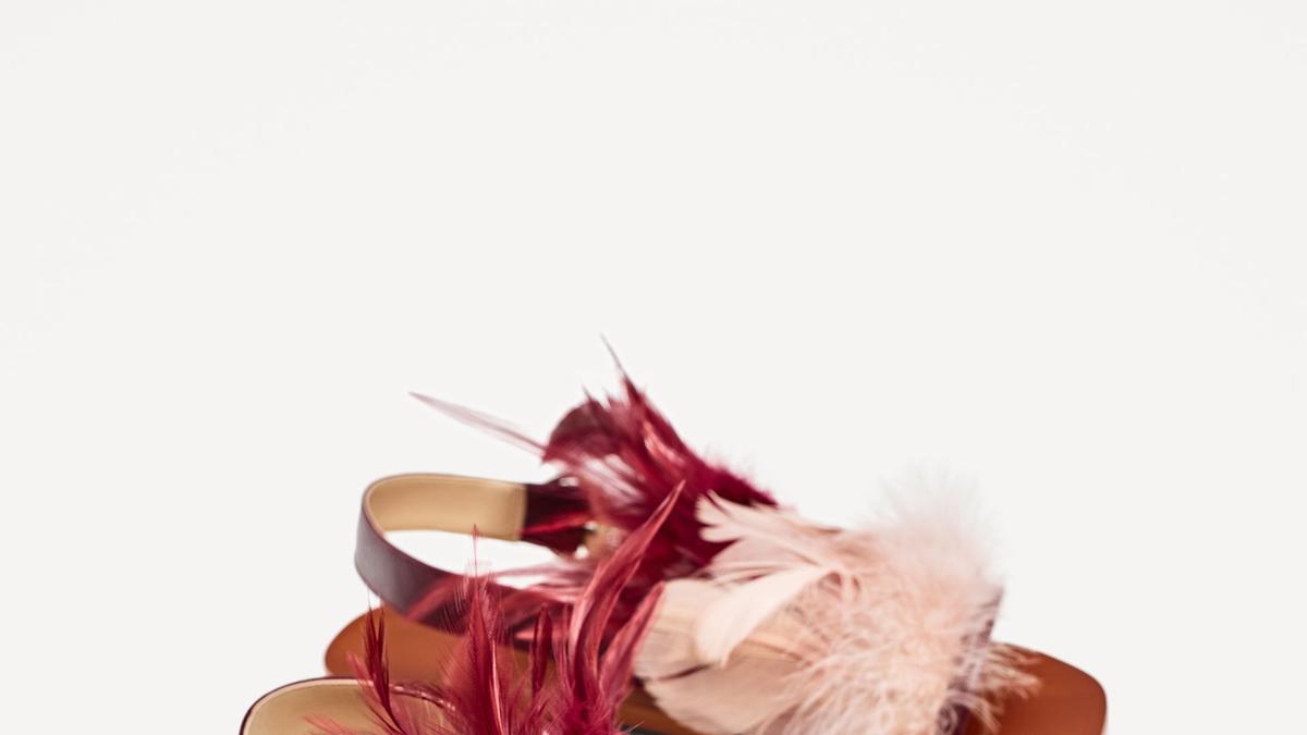 Zara y sus zapatos de plumas y 'brilli brilli': Sandalias planas de piel con plumas (49,95 euros).