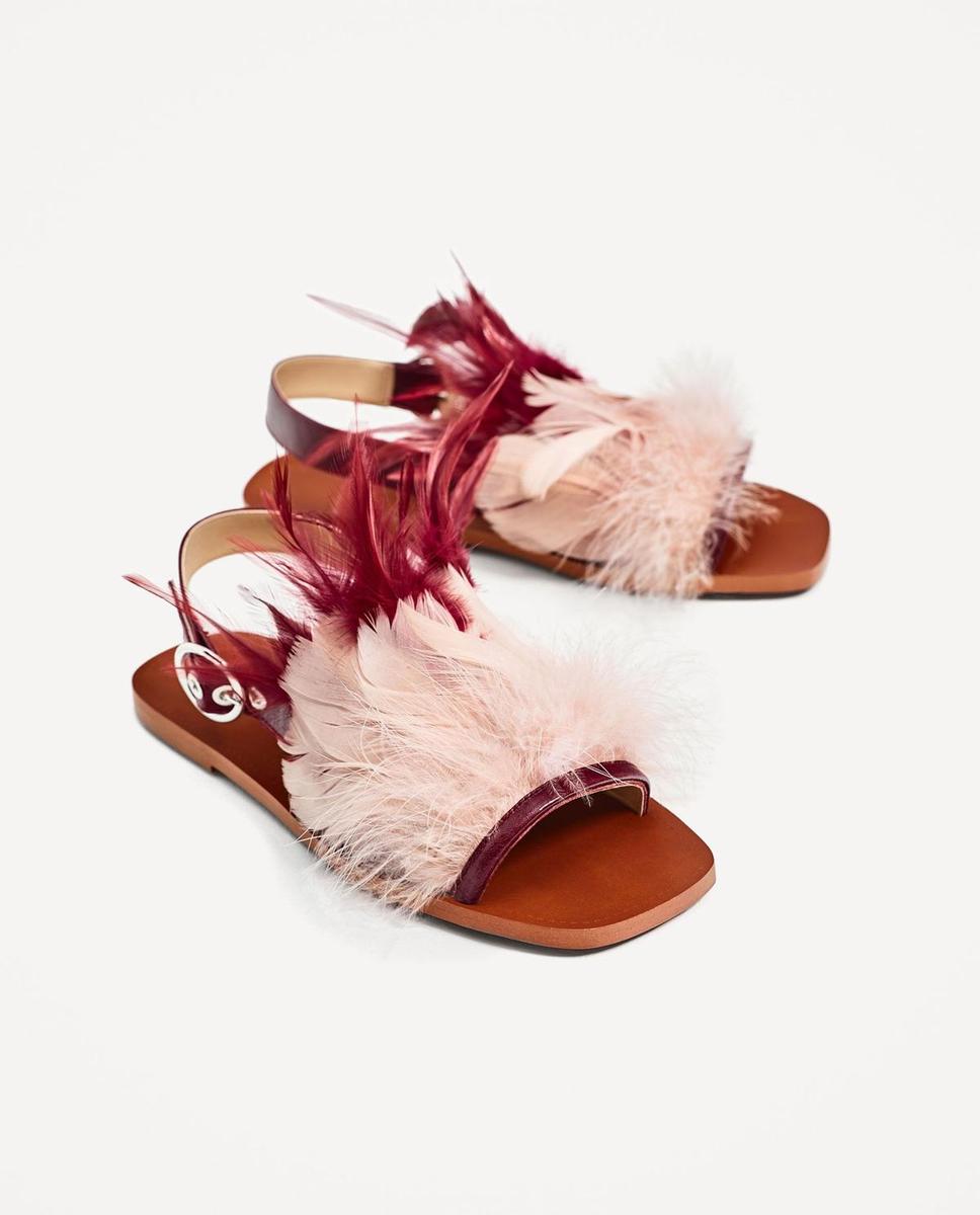 Zara y sus zapatos de plumas y 'brilli brilli': Sandalias planas de piel con plumas (49,95 euros).