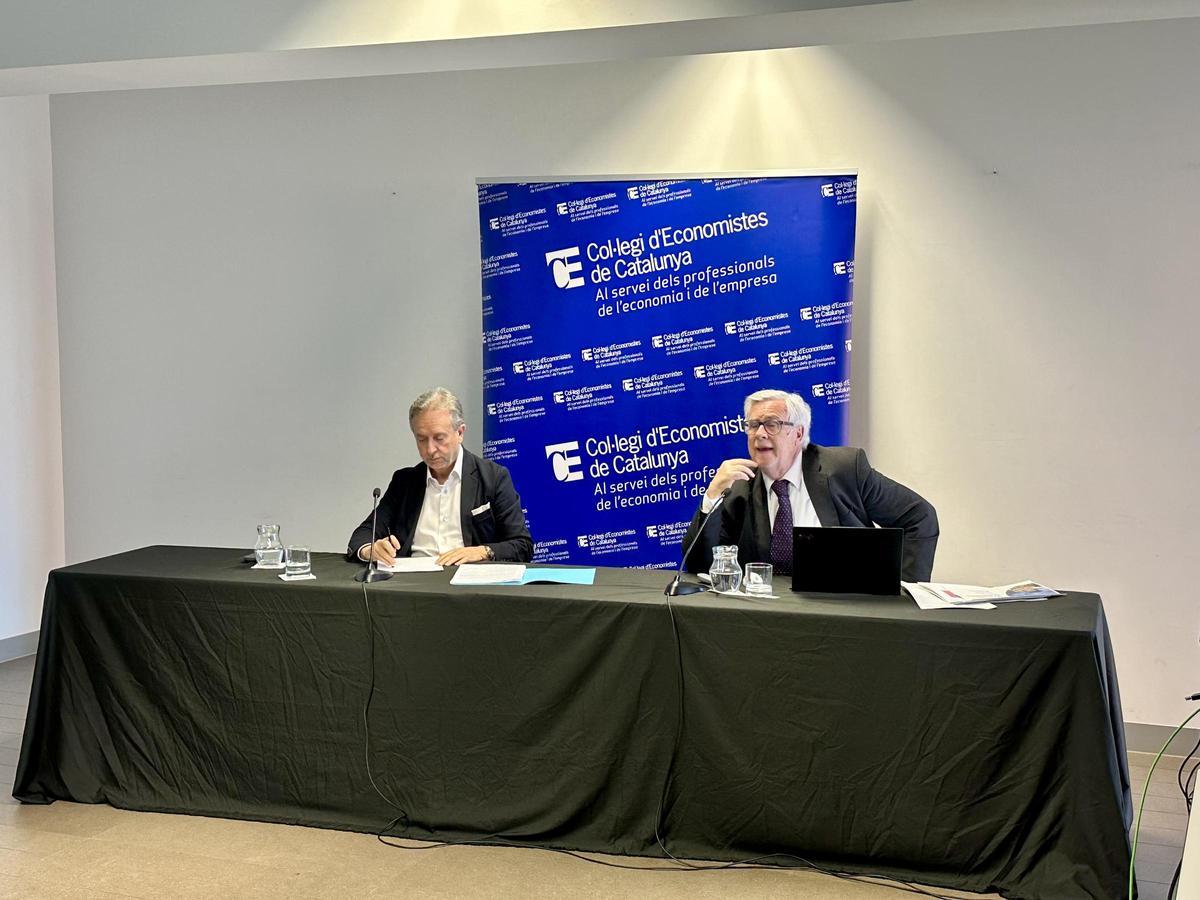 La encuesta de situación económica de invierno ha sido presentada por el decano de la institución, Carles Puig de Travy (izquierda) y el director técnico, Xavier Segura.