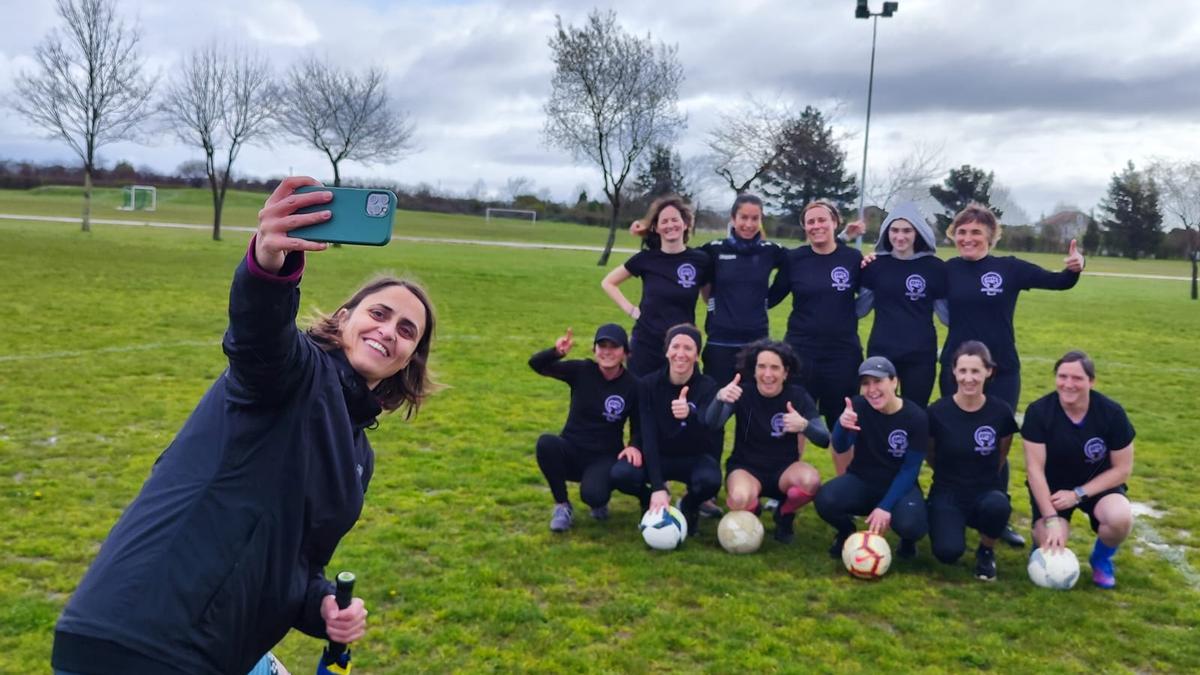 Manuela Fernández se hace  un selfi con las jugadoras del  Diverxente Fútbol Feminista. |