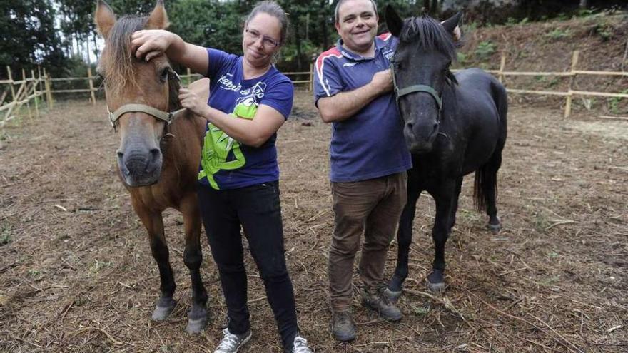 Rose Mari Manke y Luis Fernández, ayer, en las instalaciones que acondicionan para los caballos.