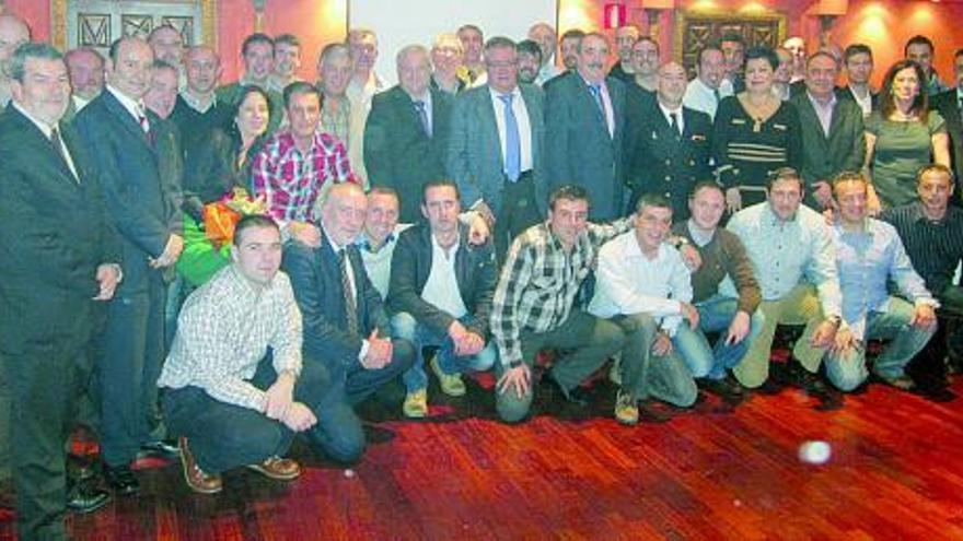 El capitán Velasco, en el centro con corbata azul, rodeado de los asistentes al X Aniversario del Servicio Marítimo.