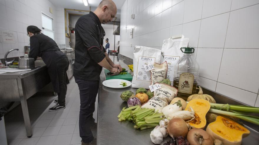 La UA enseña a cocinar a familias con chefs para reducir la obesidad infantil