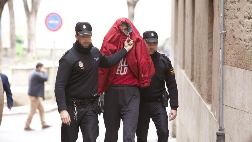 El detenido, a su llegada al juzgado. Foto: Perales Iborra