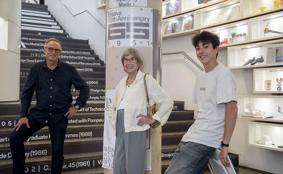 Barcelona 28.05.2026. Barcelona. Tres generaciones de una misma familia, María José Alier Gasull, Joan Botey Alier y Joan Botey Durich (abuela, hijo y nieto) matriculados en la escuela Elisava. Fotografía de Jordi Cotrina