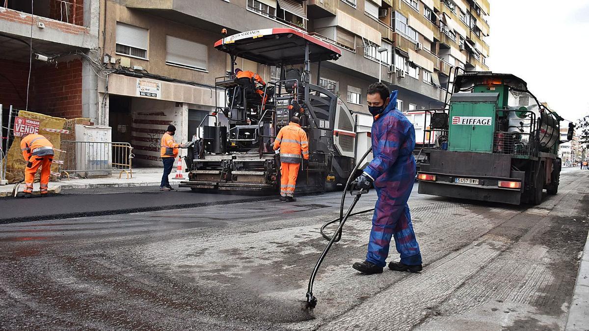 Operarios efectúan en la mañana de ayer los trabajos de asfaltado en la calle Antonio Machado del barrio de El Pla.