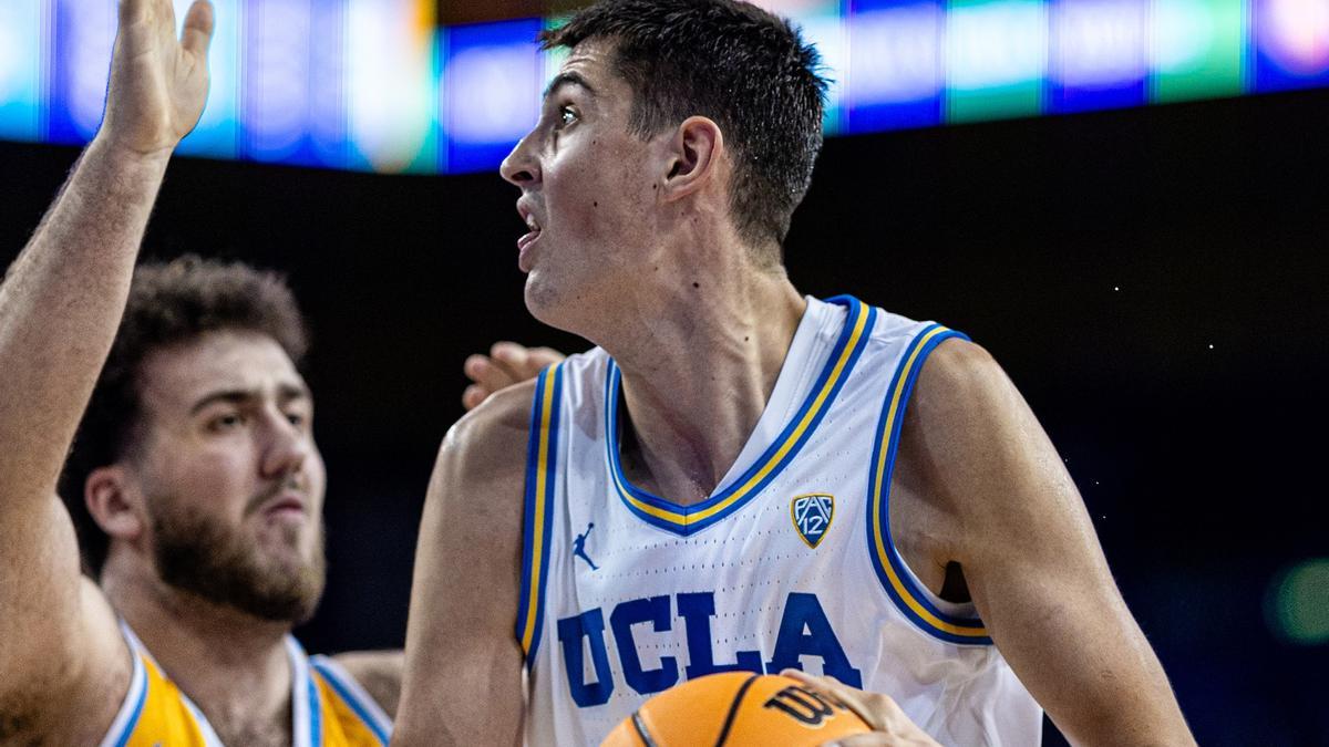 Aday Mara busca anotar frente a un rival de LIU en un encuentro de UCLA de esta temporada.