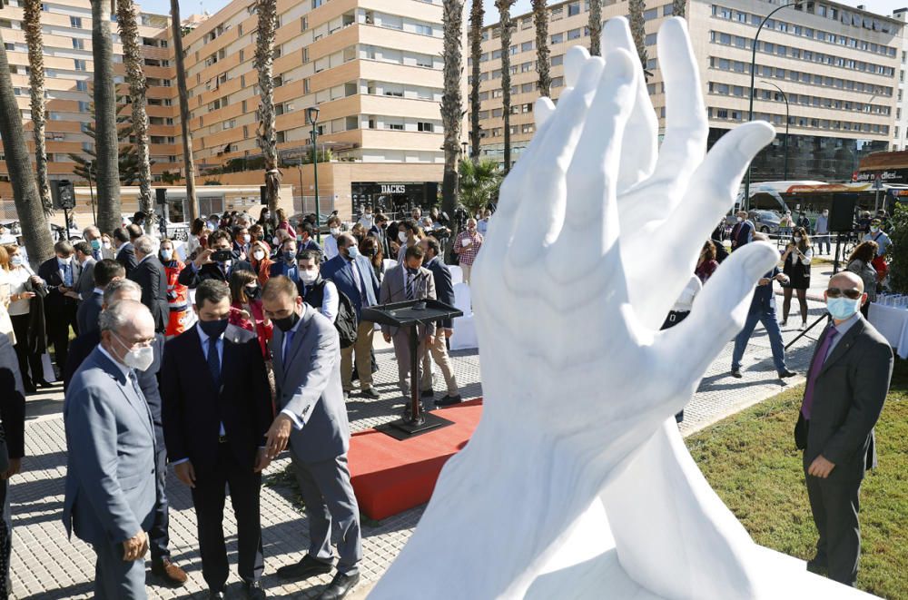 Inauguración de la escultura de homenaje a los sanitarios en Málaga