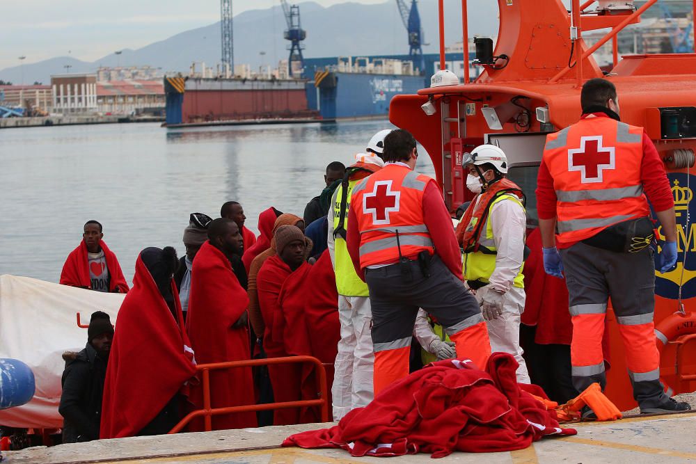 Los 54 inmigrantes rescatados en una patera en el mar de Alborán han llegado al puerto de Málaga sobre las 17h.