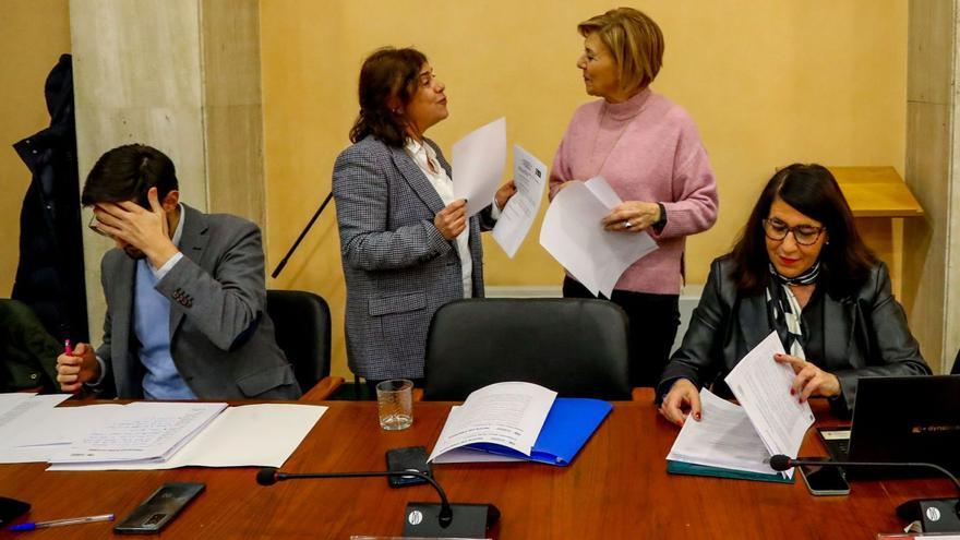 Juan Andrés Bayón, Tania García, Ana Granja y Elena Suárez antes de comenzar el pleno, ayer.