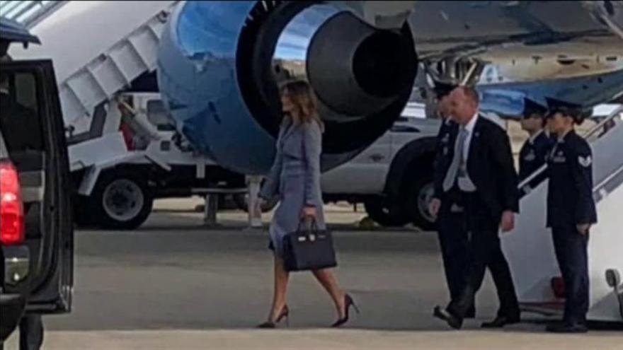 El avión de Melania Trump aterriza de emergencia