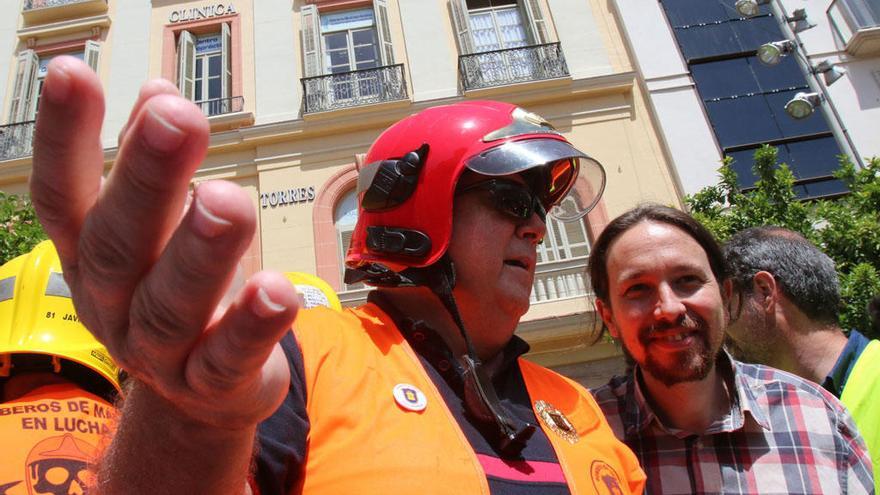 Pablo Iglesias, junto a uno de los bomberos de Málaga, este domingo.