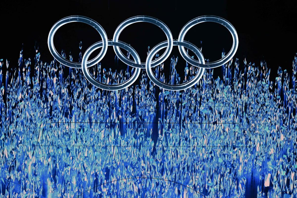 Los anillos olímpicos se muestran durante la ceremonia de apertura de los Juegos Olímpicos de Invierno de Beijing 2022, en el Estadio Nacional, conocido como el Nido de Pájaro.