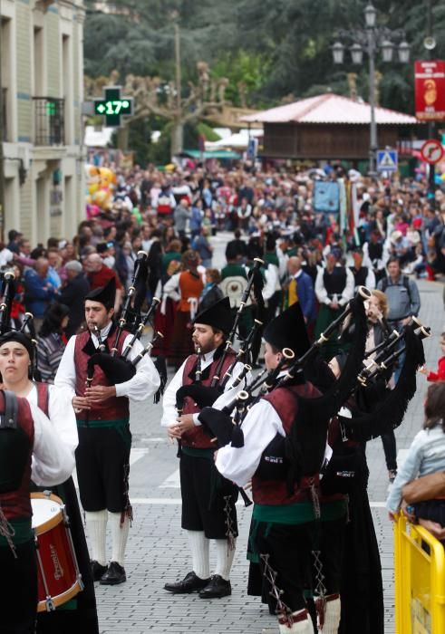 Desfile de grupos folclóricos en los Güevos Pintos 2017