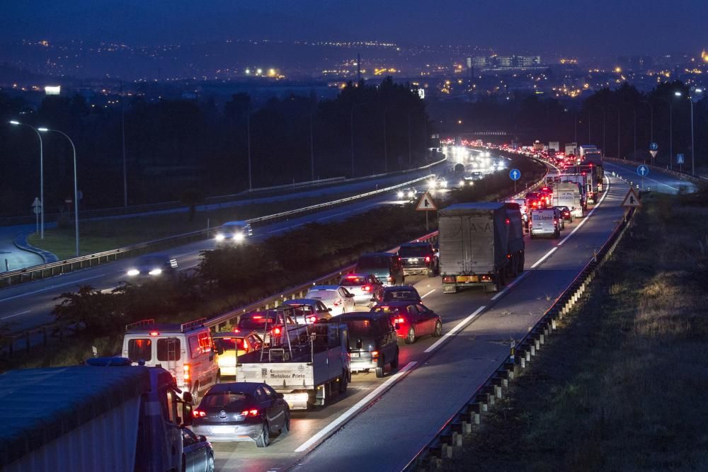 Atasco por un accidente en la autopista "Y"