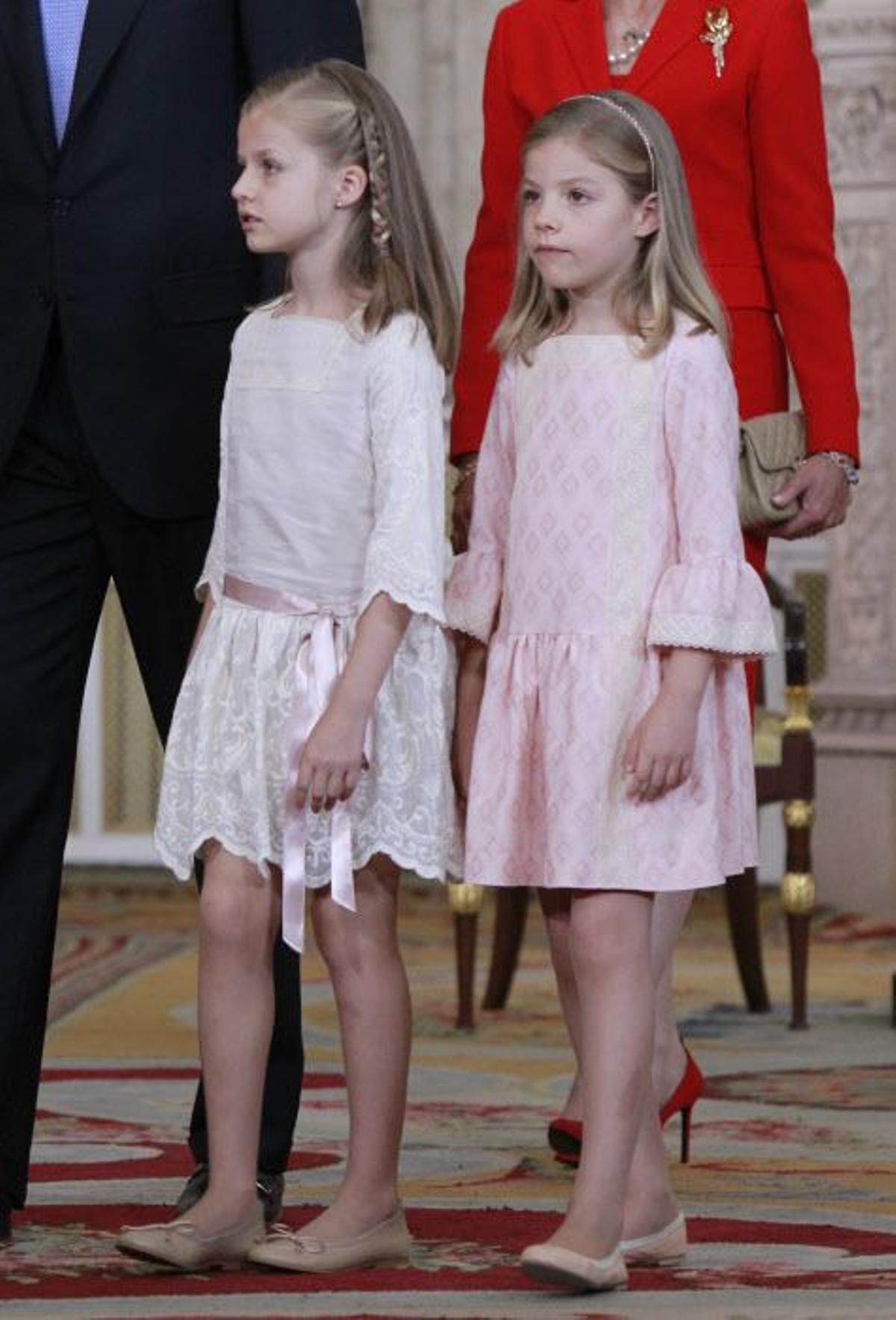 La princesa Leonor y la infanta Sofía durante la abdicación de Juan Carlos I