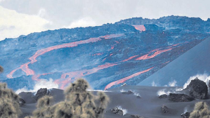 La lava del volcà de La Palma avança  8 hectàrees i s’uneixen dues colades