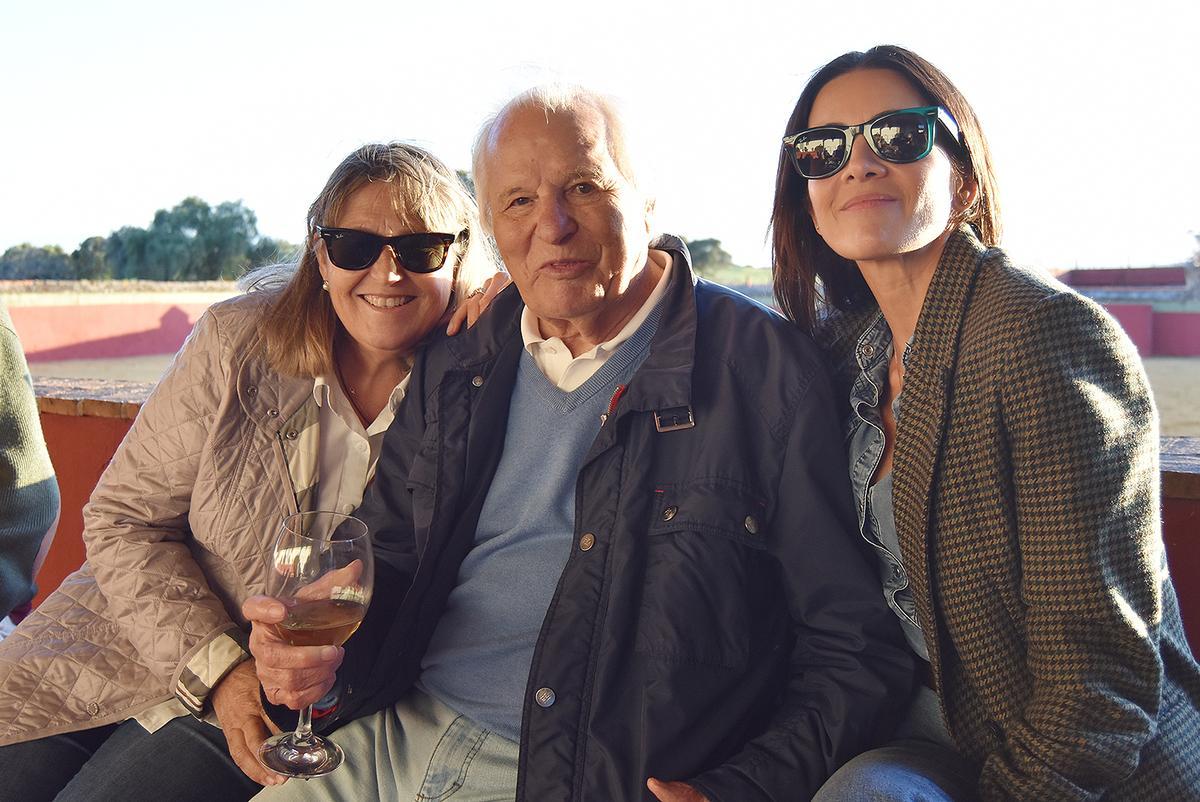 Manuel Benítez 'El Cordobés', junto a María Ángeles y Virginia Troconis.