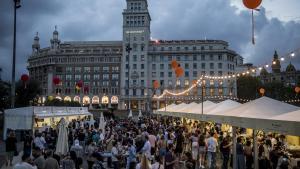 Ambiente al atardecer en el Tast a la Rambla 2023, en la plaza de Catalunya.