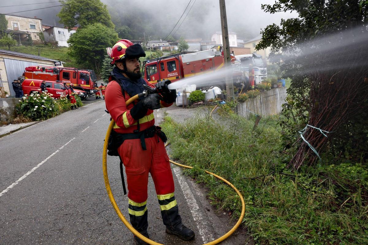 La UME se prepara en Valdés y Tineo para los incendios del verano