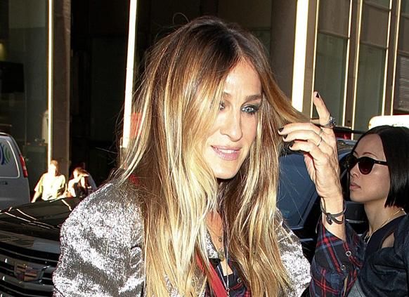 Sarah Jessica Parker y su sorprendente look con chaqueta metalizada