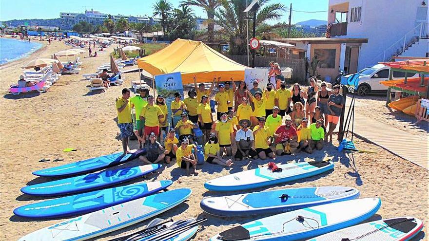 Foto de família entre Addif i membres de Sup Ibiza