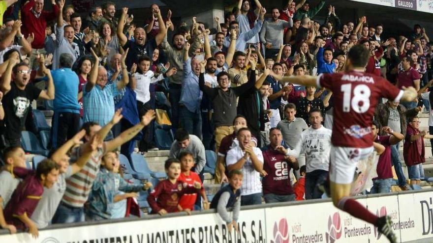 Álex Fernández celebra con las gradas de Pasarón el tercer y último tanto del partido de ayer ante el Osasuna B. // G. Santos