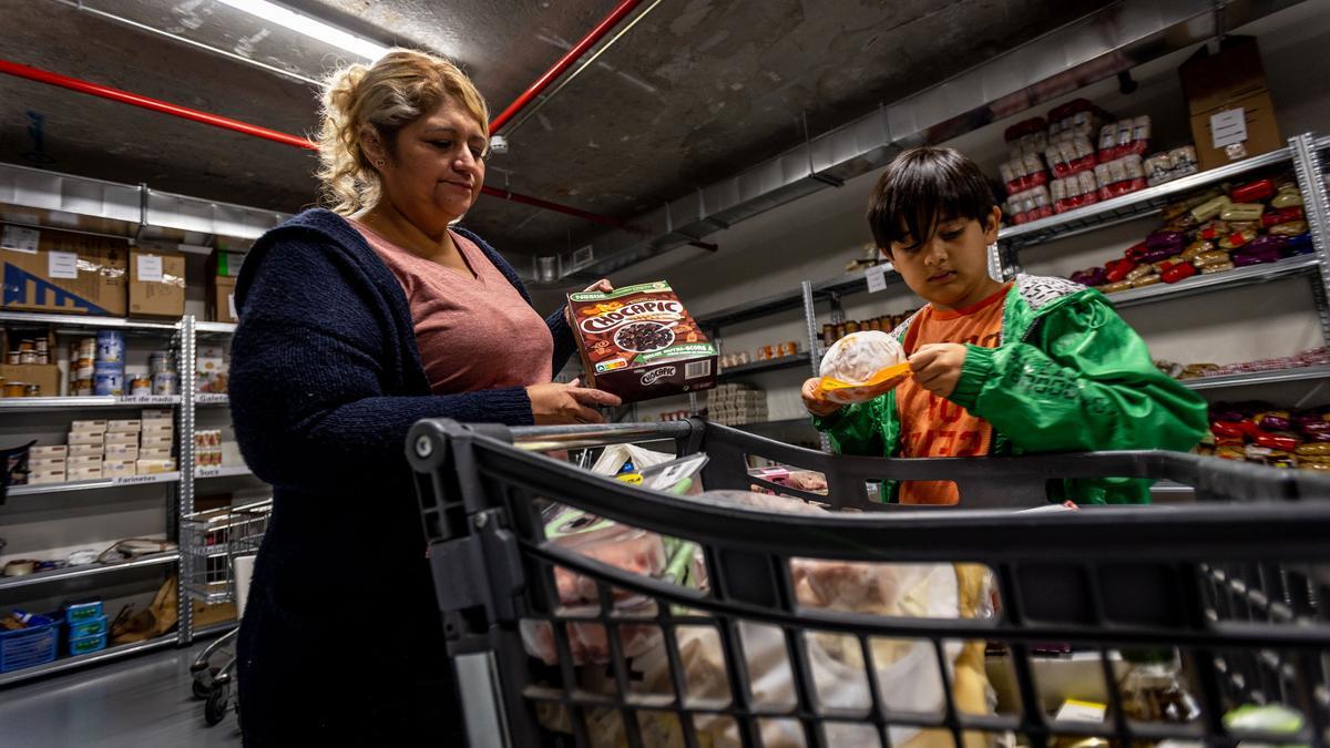Sonia Idrovo con su hijo, en la oenegé De Veí a Veí, donde es usuaria del banco de alimentos y ayuda como voluntaria.
