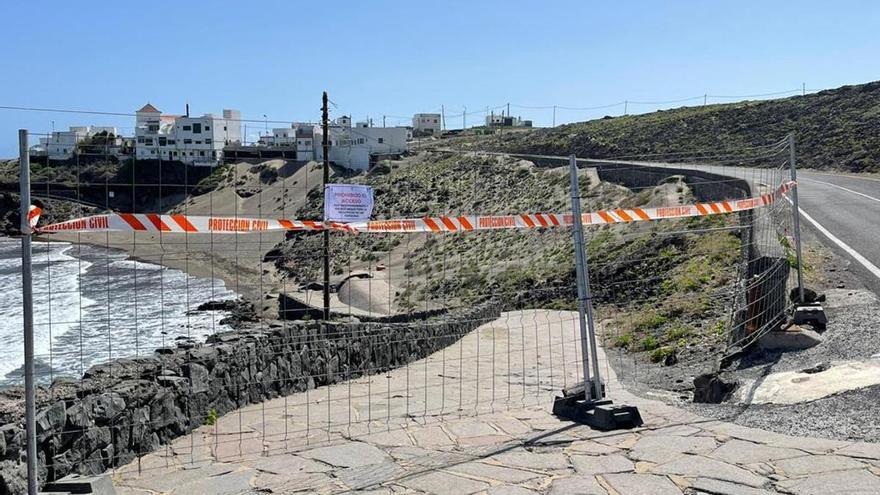 Limitado el acceso a Playa Grande por un desprendimiento parcial en el talud