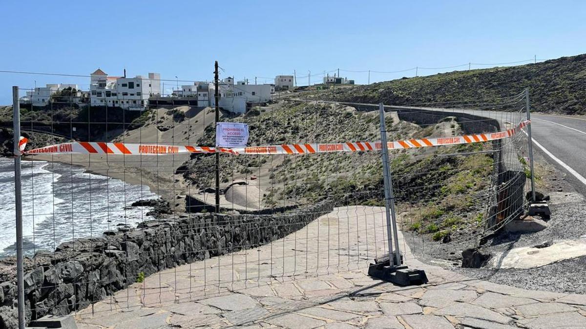Acceso a la playa de La Punta de Abona cerrado por el desprendimiento.