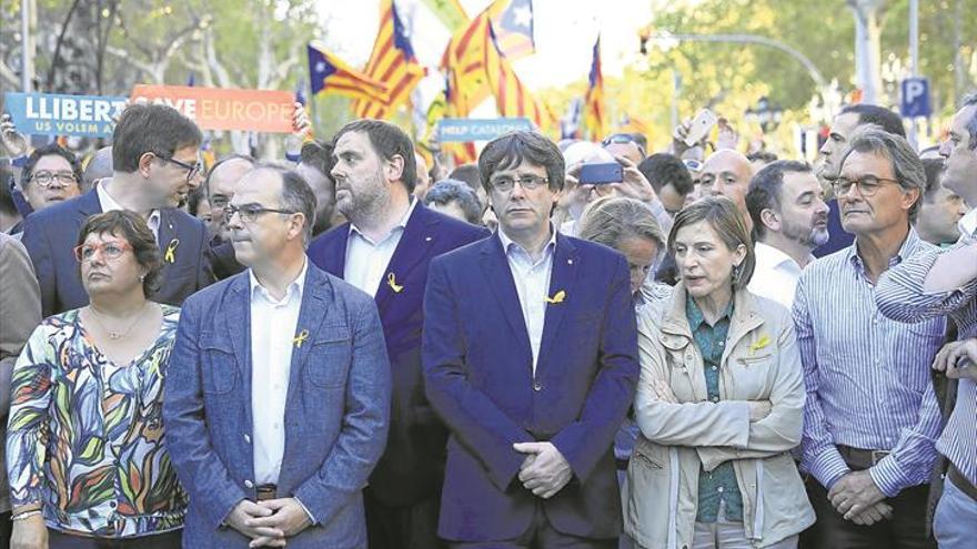 Rajoy destituye al Gobierno catalán y vacía de poder al ‘Parlament’