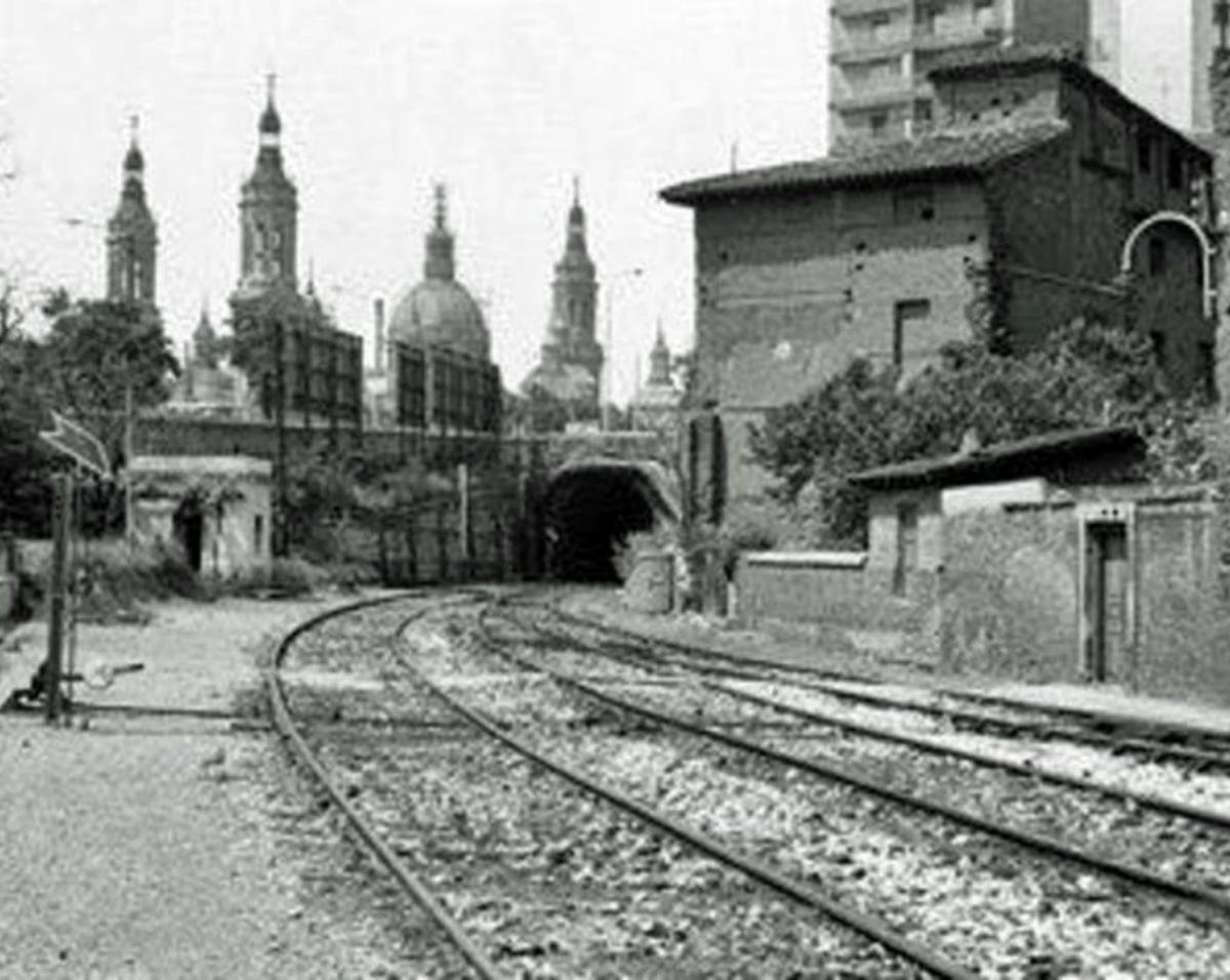 Raíles antes de entrar al túnel de San Lázaro.  | GRAN ARCHIVO ZARAGOZA ANTIGUA