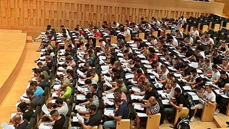 Aspirants a policia, ahir, en una de les sales de l&#039;Auditori- Palau de Congressos.